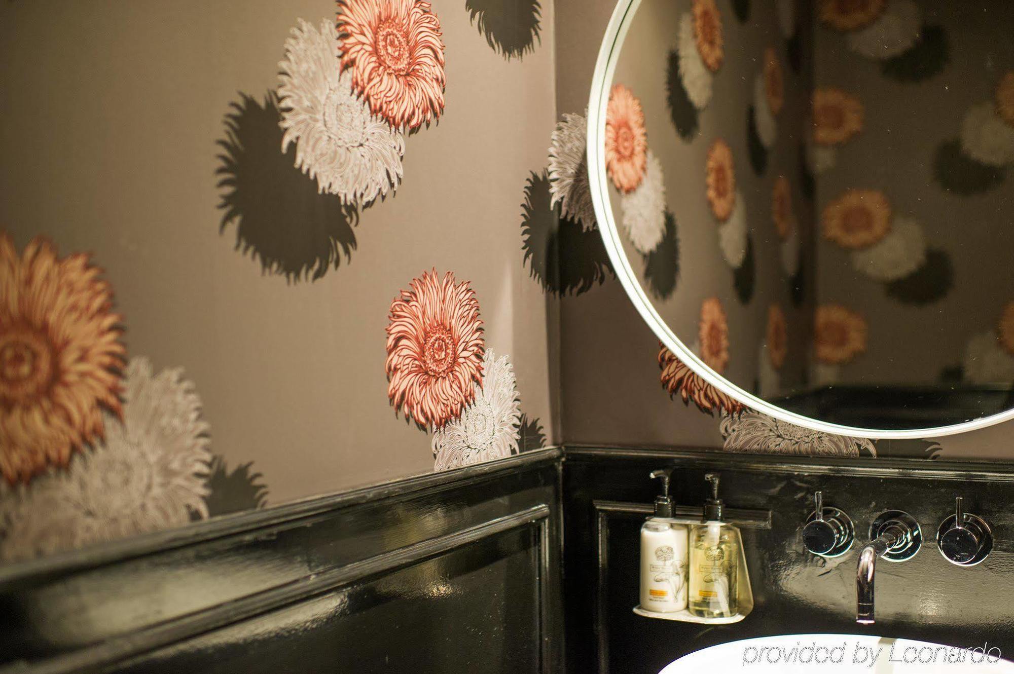 The Ampersand Hotel - Small Luxury Hotels Of The World Londres Habitación foto Wallpaper in a bathroom